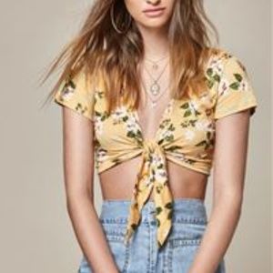⚡️ 3 for $30 Yellow flower tie crop top